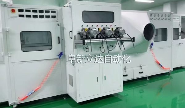 自動(dòng)噴金機(jī)是電容器生產(chǎn)中的關(guān)鍵設(shè)備，規(guī)格有三槍，雙面四槍、六槍、八槍，可按客戶需求定制，阜新立達(dá)自動(dòng)化裝備有限公司