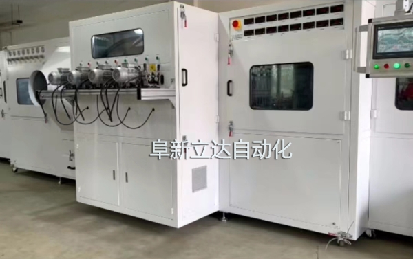 PJ-8八槍雙面自動噴金機(jī)具有自動除塵、智能雙面、整潔美觀、運(yùn)行穩(wěn)定的特點，阜新立達(dá)自動化裝備有限公司